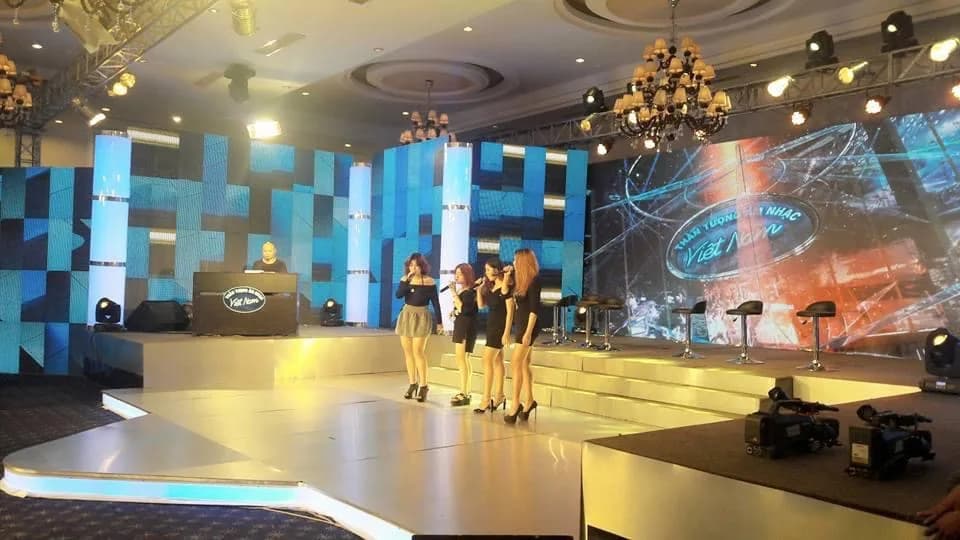 Việt Nam Idol 2016 — thí sinh hát live, máy quay truyền hình trước sân khấu