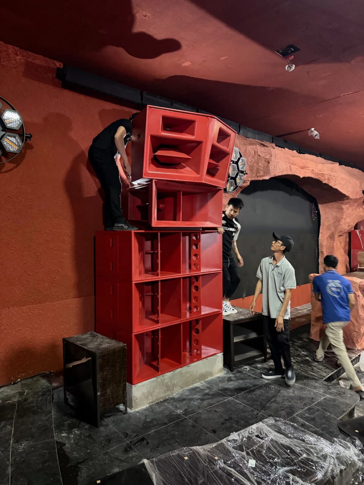 Tháp loa Funktion-One Dancestack màu đỏ được đội kỹ thuật Tony Lab Audio dựng lại tại Amara Club.