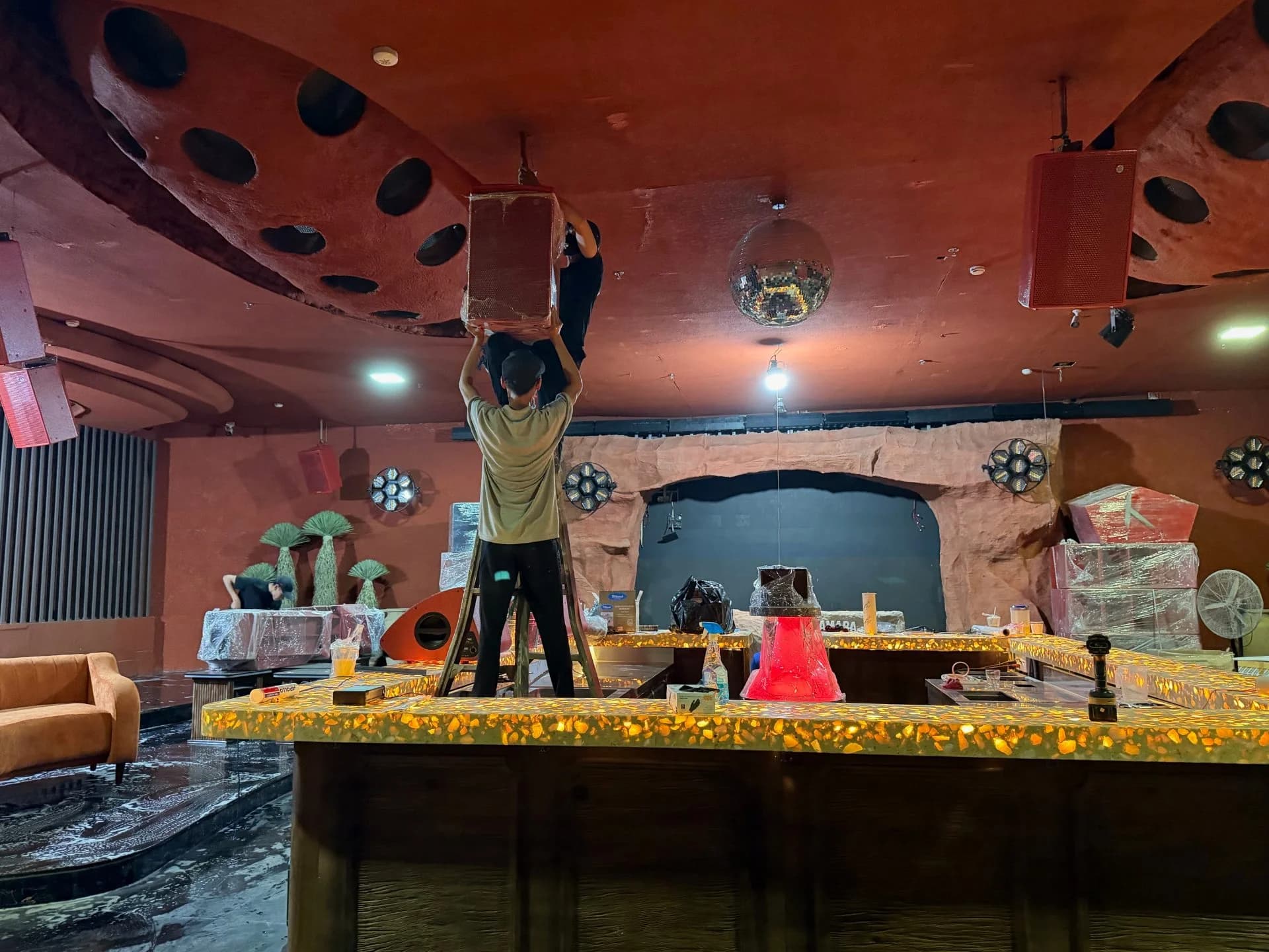 Lắp đặt loa Delay gắn trần phía trên quầy bar trung tâm tại Amara Club.