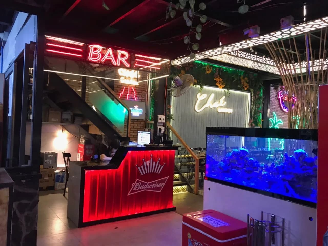 Quầy bar và bể cá cảnh tại khu vực sảnh Chóe Food Garden