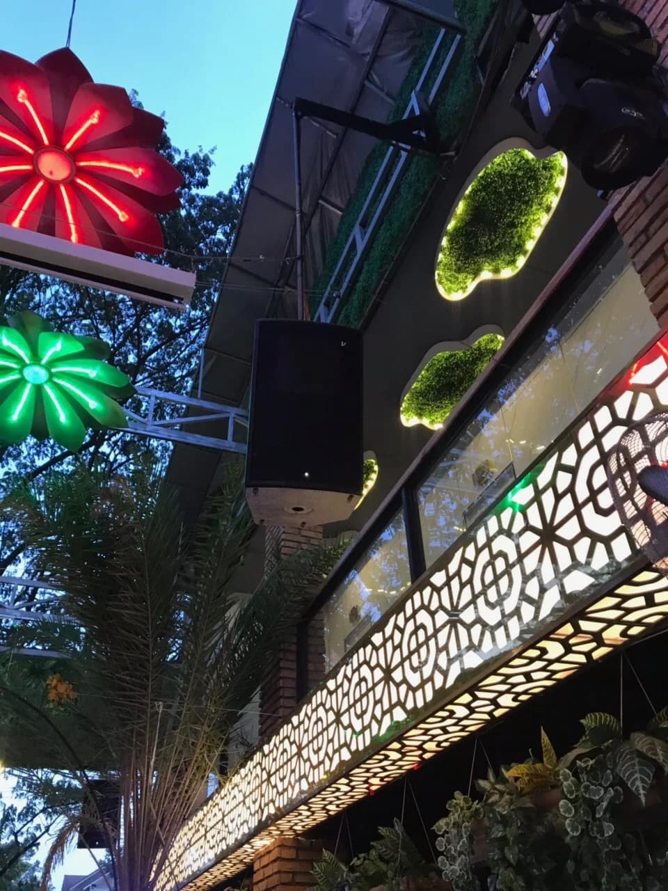 Loa treo tường tích hợp cùng trang trí kiến trúc tại Chóe Food Garden