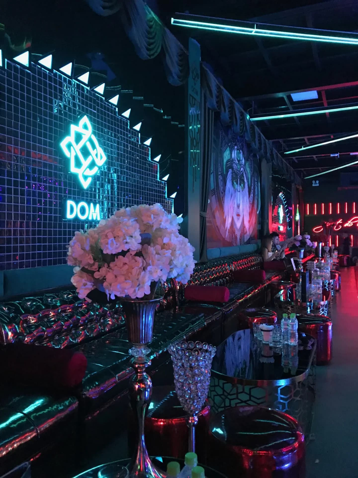 Khu vực Main Floor và bàn VIP của DOM Club dưới ánh đèn sân khấu.