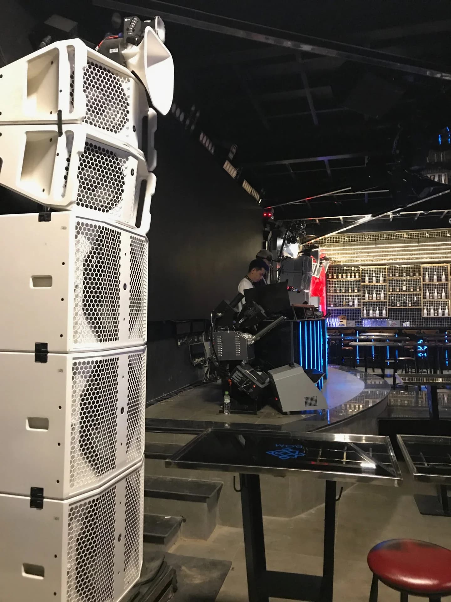 Cận cảnh cụm loa Verity Monster 4-Way cạnh DJ booth và quầy bar DOM Club.