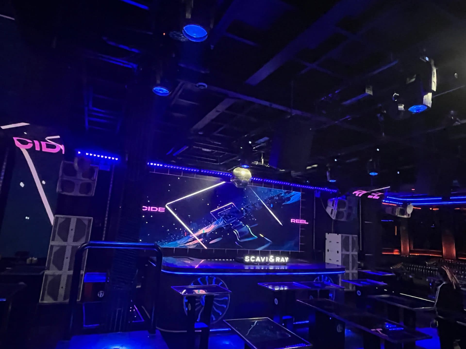 Góc nhìn từ khu vực bàn đứng DOM Club hướng về màn hình LED sân khấu chính.