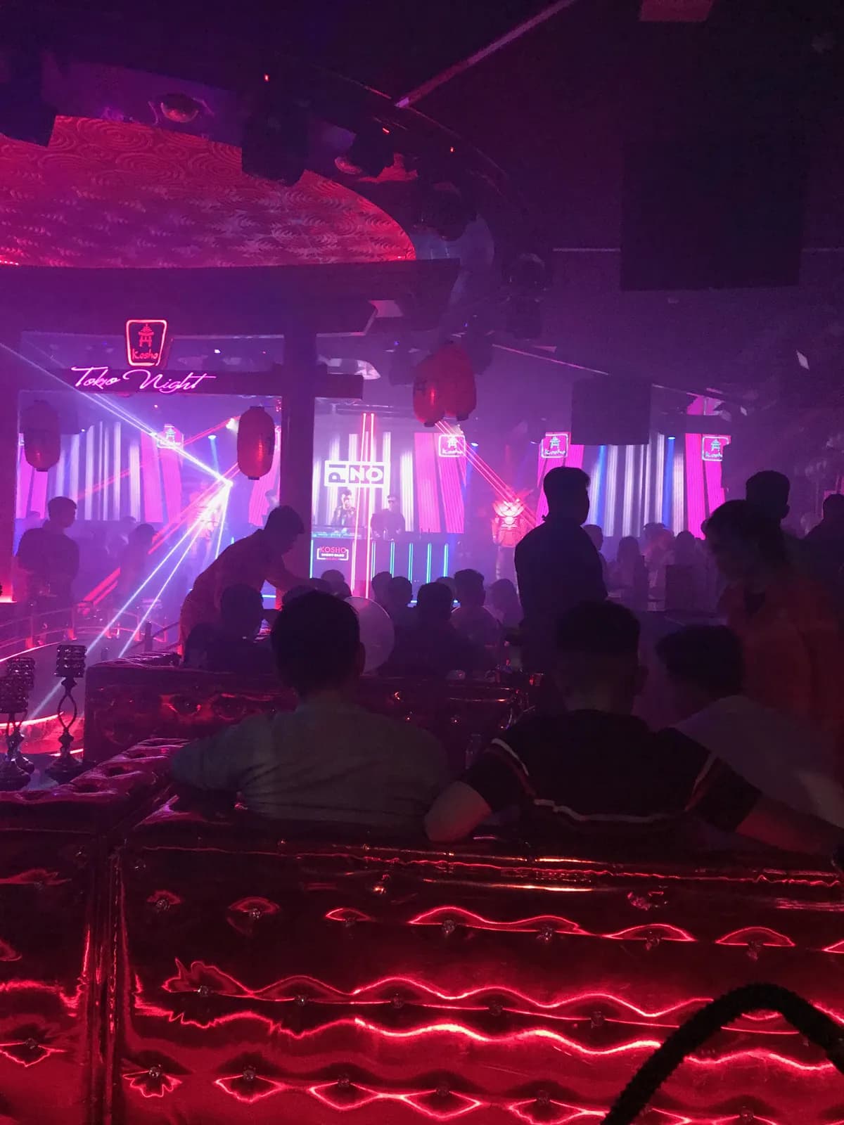 Sân khấu trình diễn dưới bảng hiệu neon "Kosho Toko Night" với cụm loa Main treo hai bên — cấu hình góc phủ tối ưu bởi Tony Lab Audio.