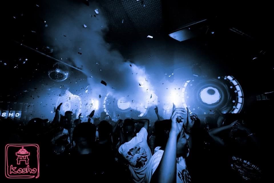 Khán giả bùng cháy năng lượng trước sân khấu Kosho Club giữa hiệu ứng khói và pháo giấy — Tony Lab Audio.