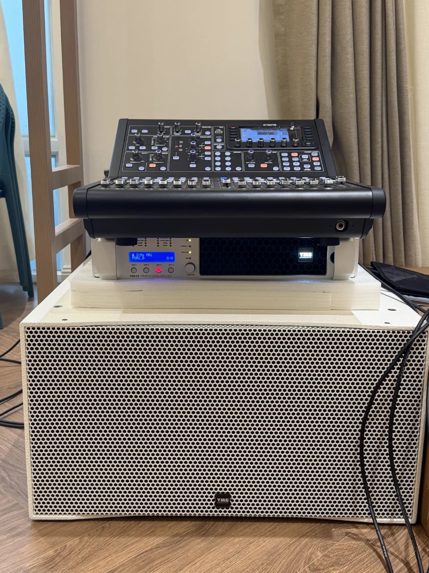 Tủ rack thiết bị hoàn chỉnh gồm mixer, Amplifier YME DPA 2.0 và loa YME đặt trên loa Sub.