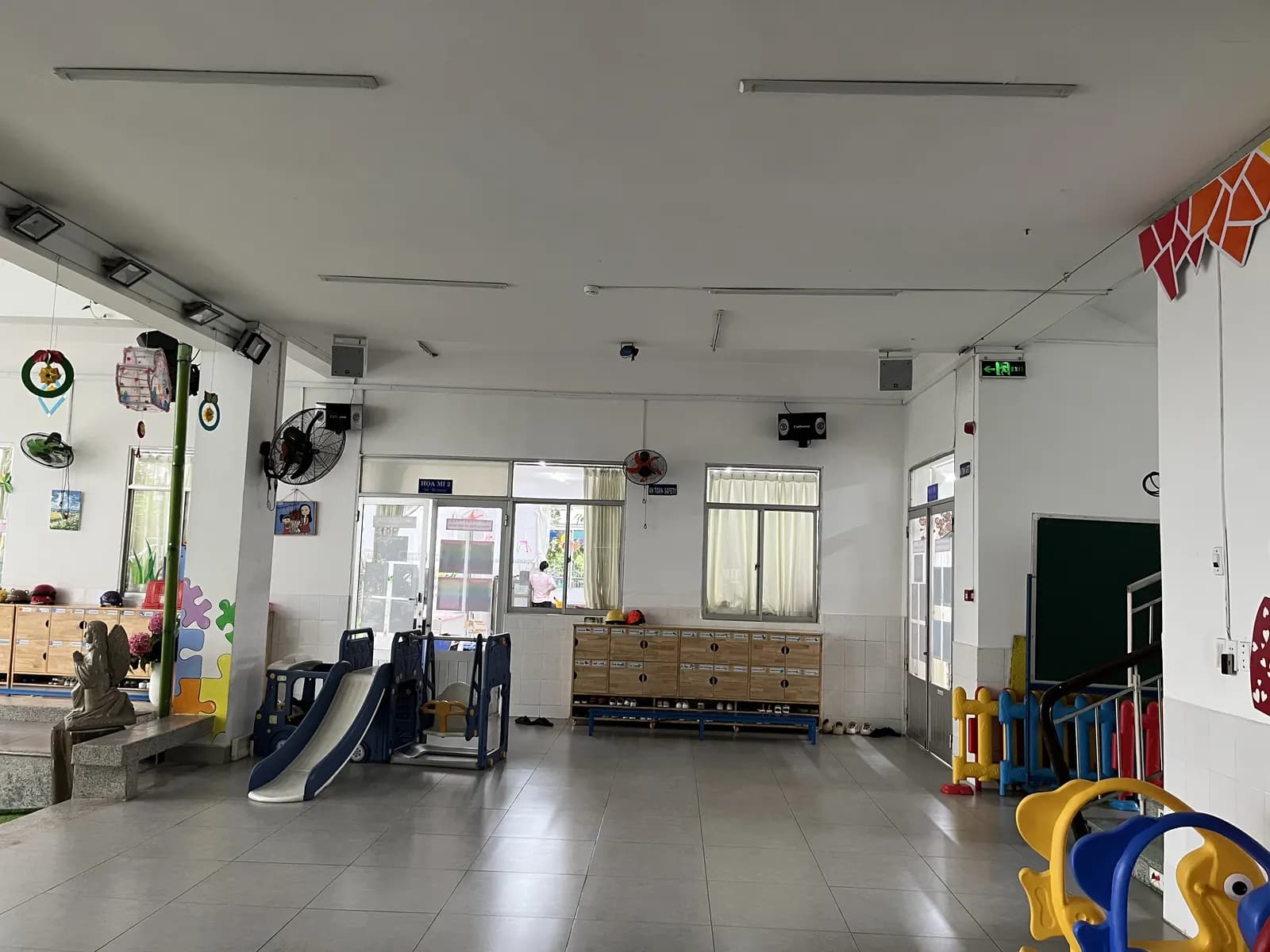 Khu sinh hoạt nhà trẻ tại một tầng của công trình Nhà Nguyện Mỹ Phước, với loa YME CS treo trần lắp ở góc phòng.