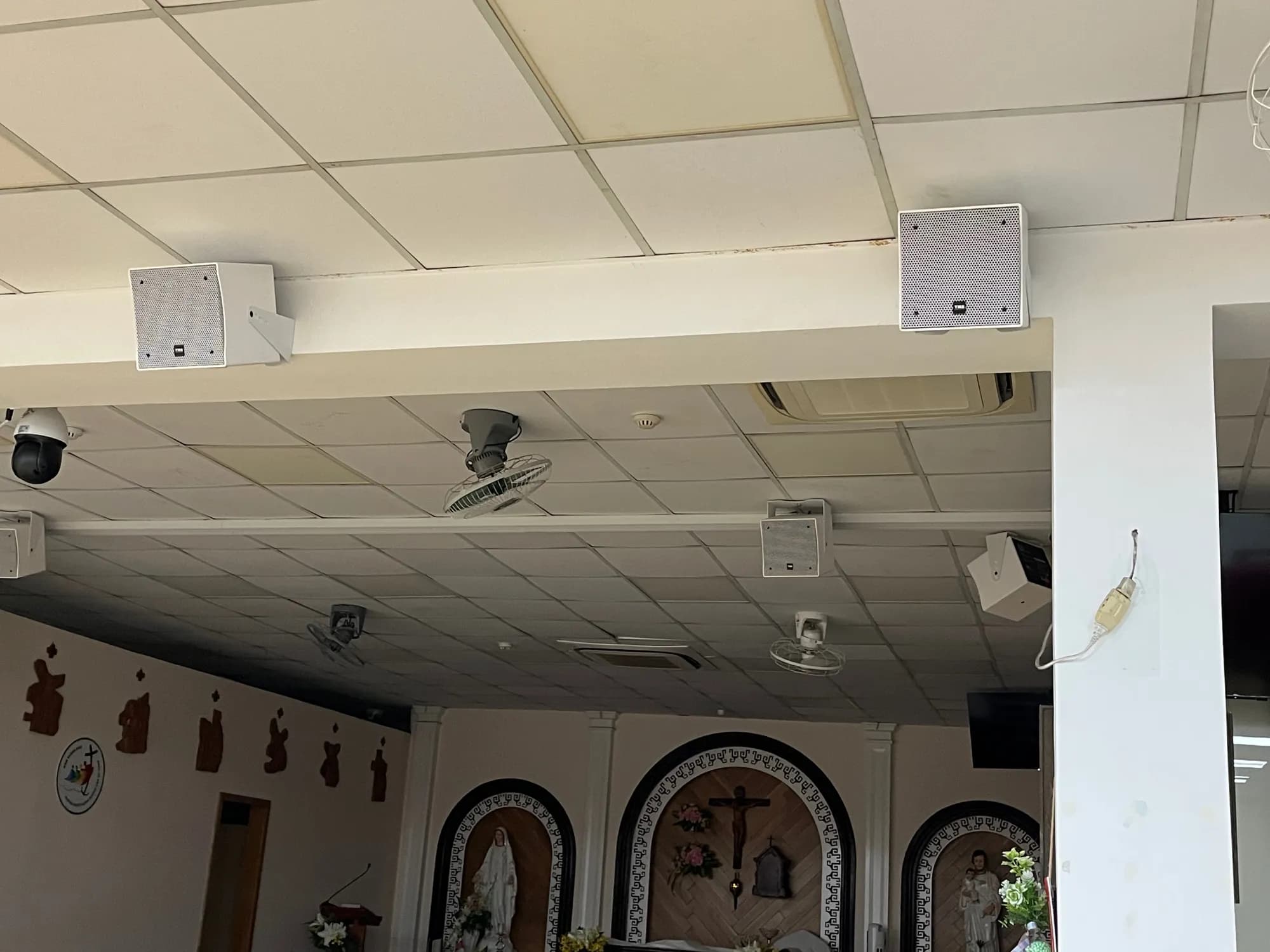 Tầng cầu nguyện tại công trình Mỹ Phước — tường lam gỗ, khu bàn thờ và loa YME CS gắn tường.