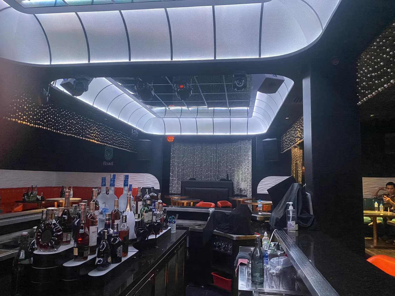 Không gian quầy bar trước khi cải tạo thành Natrix Bar, khi mặt bằng còn mang tên thương hiệu cũ Pearl.