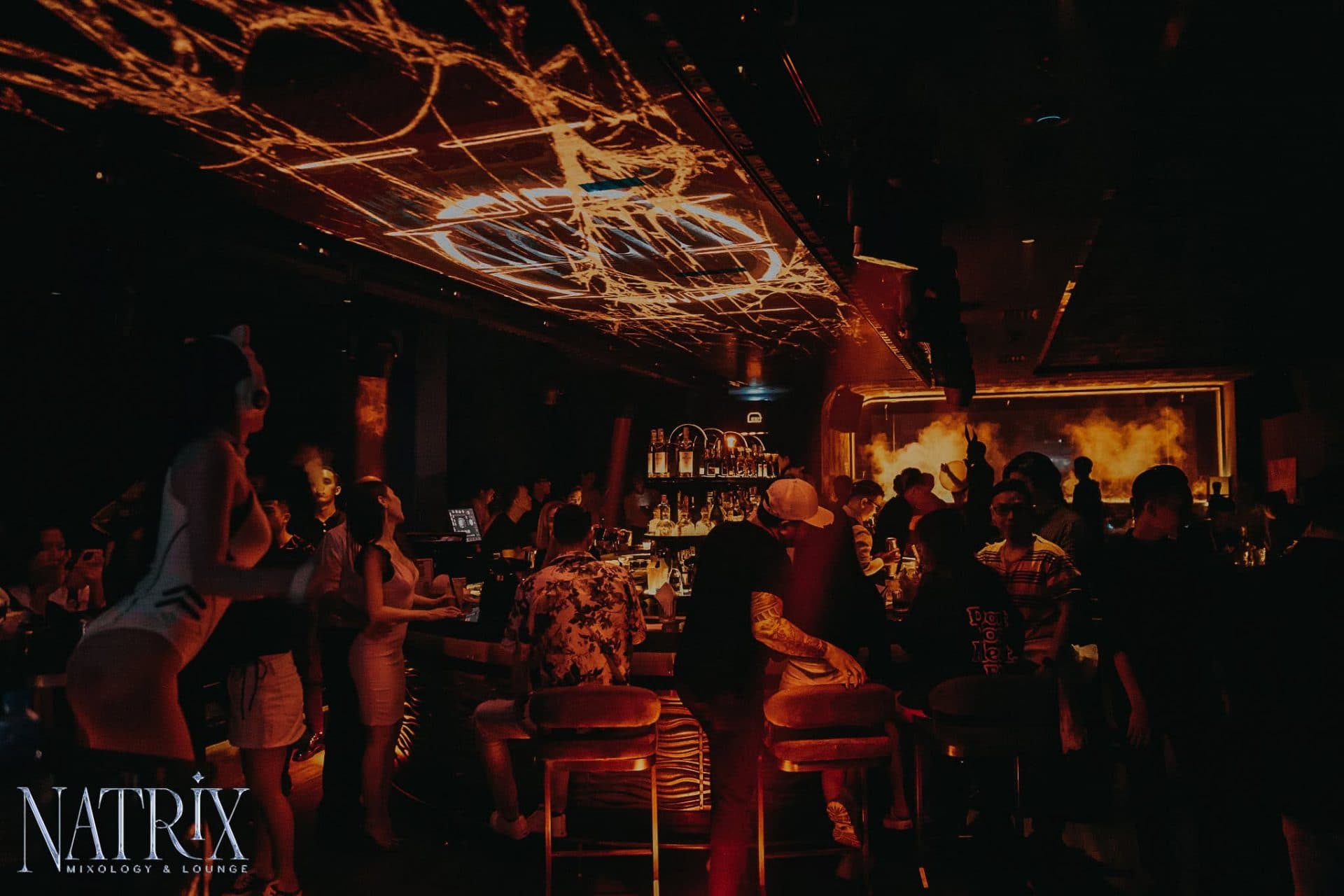 Góc nhìn từ sân khấu ra khu vực quầy bar và khách tại Natrix Bar.