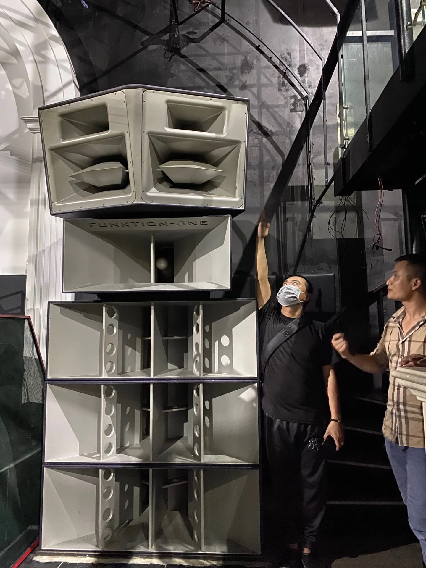 Cụm loa Funktion-One Dance Stack cao đến trần, kỹ sư Tony Lab Audio trao đổi kỹ thuật cùng đại diện Shield Club.