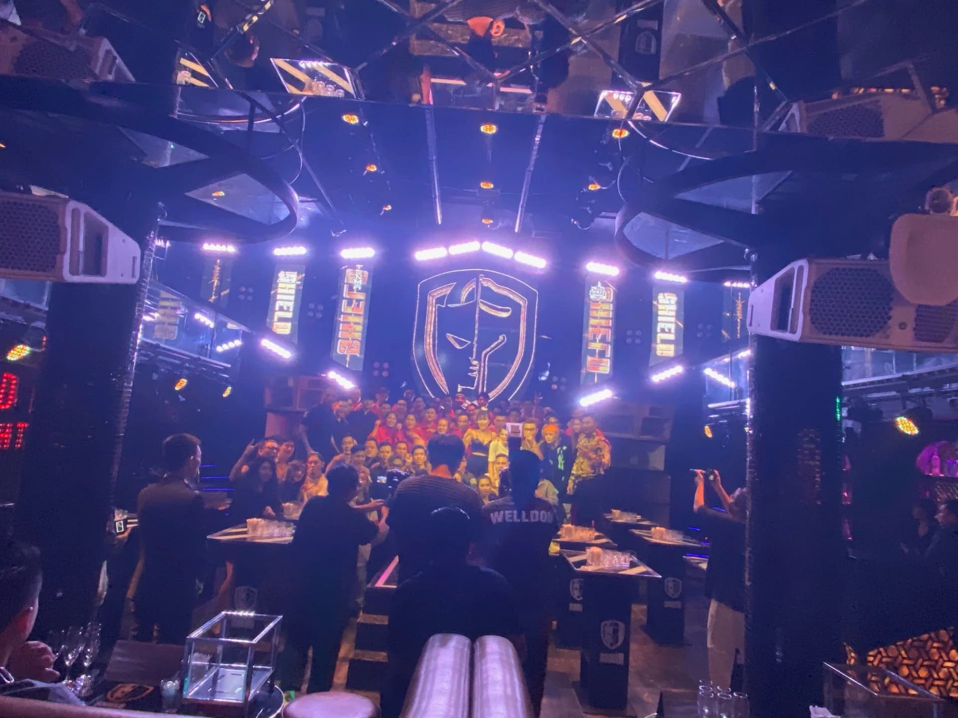 Đêm sự kiện tại Shield Club với đông khách tụ họp dưới logo thương hiệu SHIELD trên sân khấu.