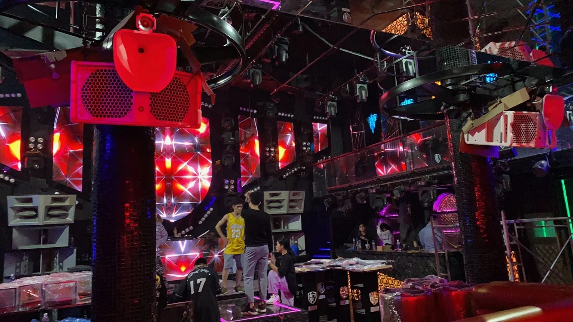 Khu VIP Shield Club trong giai đoạn hoàn thiện với loa Monster.