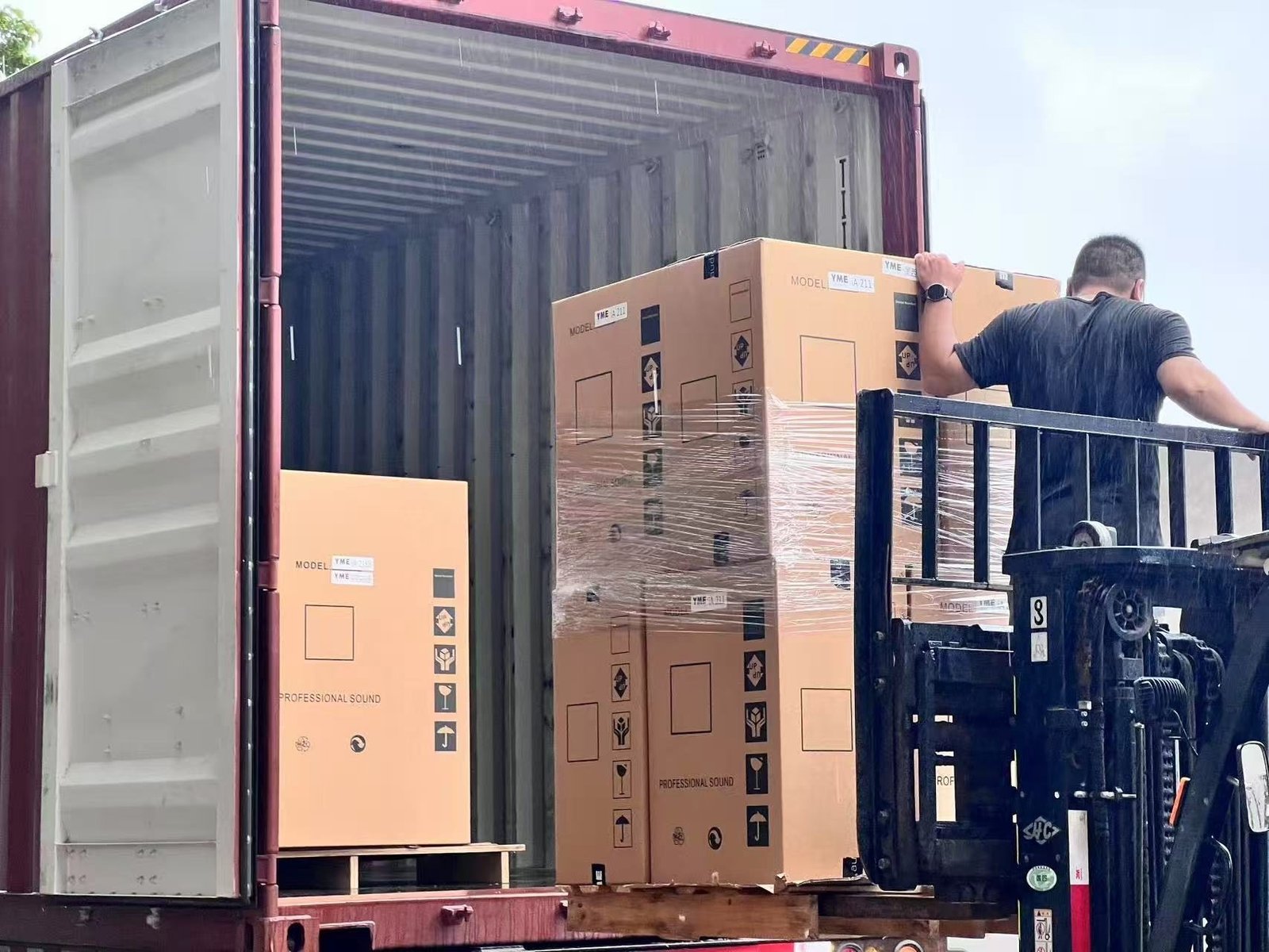 Kỹ thuật viên bốc dỡ container thiết bị âm thanh chính hãng YME Audiotechnik Professional Audio nhập khẩu trực tiếp.