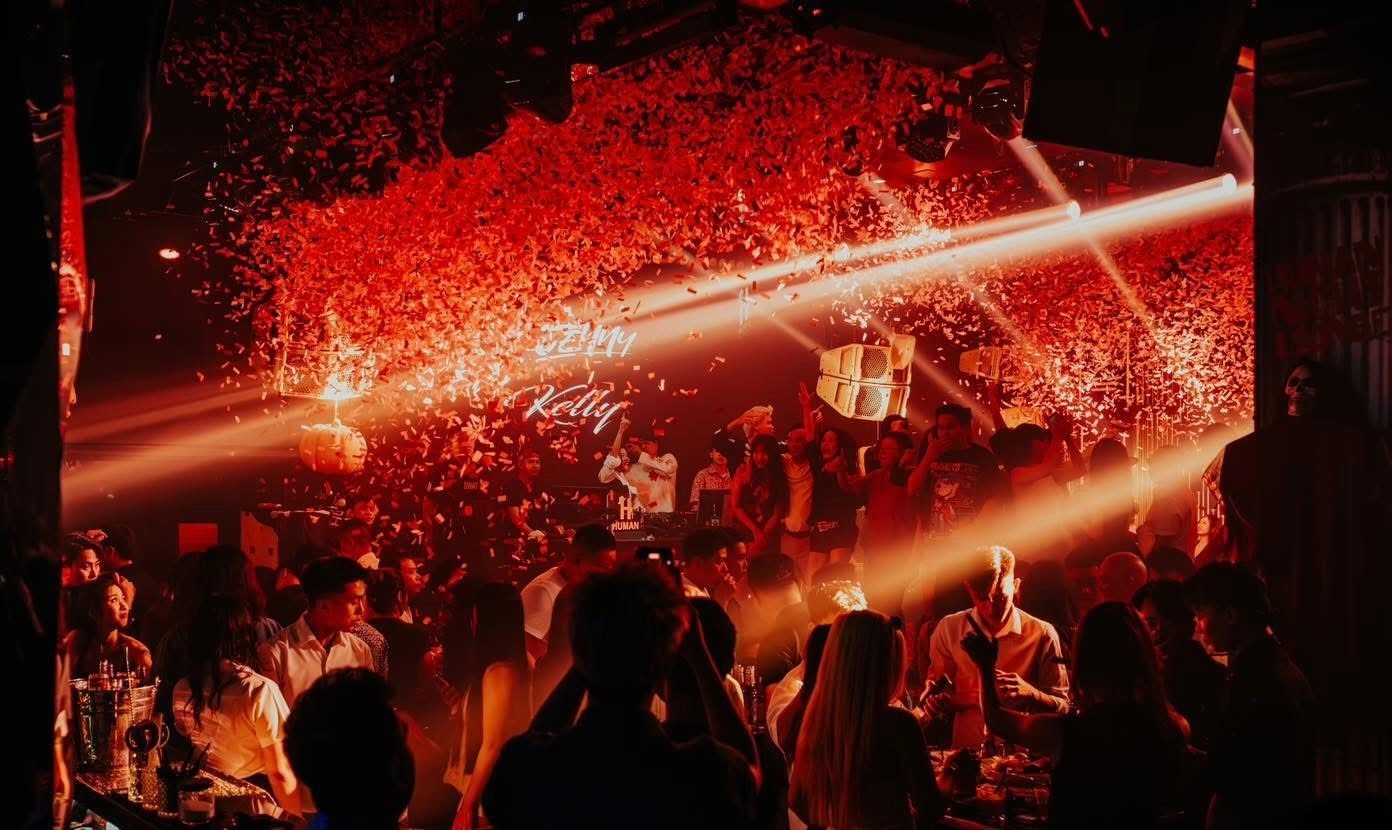 Khoảnh khắc pháo giấy đỏ tung bay trên sân khấu Human Lounge, DJ Jenny/G-Han/Kelly cùng khách nhảy theo nhạc.