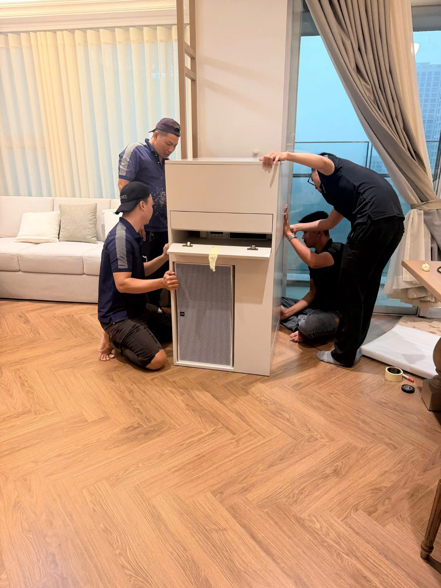 Đội kỹ thuật Tony Lab Audio lắp đặt tủ thiết bị âm thanh trong phòng khách căn hộ chị Mai tại Phú Mỹ Hưng, Q.7.
