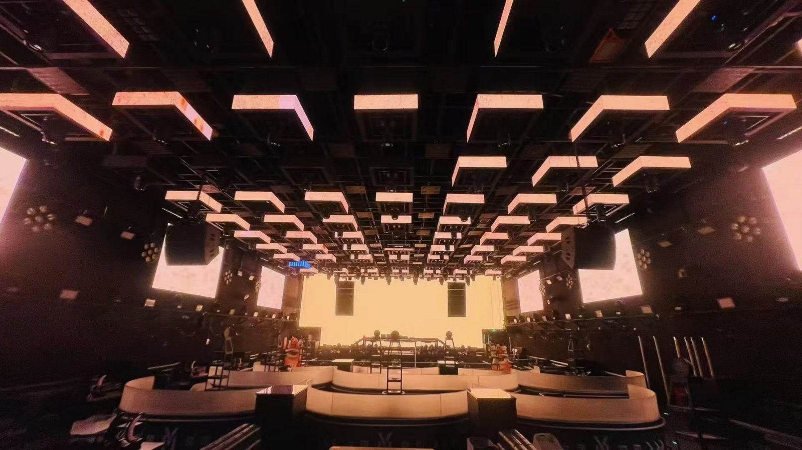 Không gian Club với dàn loa Main PA YME Audiotechnik ULTRA treo hai bên, trần đèn LED dạng lưới và sân khấu DJ trung tâm.